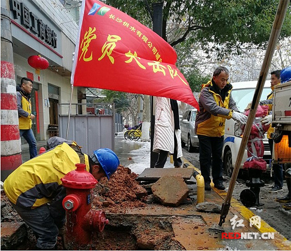 長(zhǎng)沙供水有限公司工作人員正對(duì)消火栓進(jìn)行維護(hù)。（資料圖）